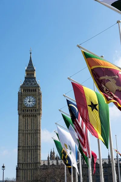 LONDRES - 13 MAR: Vista del Big Ben a través de la Plaza del Parlamento en Lo — Foto de Stock