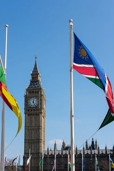 LONDRES - MAR 13: Vista do Big Ben através da Praça do Parlamento em Lo — Fotografia de Stock
