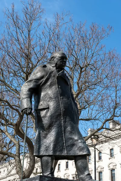 温斯顿 · 邱吉尔在议会广场伦敦-03 月 13 日 ︰ 雕像 — 图库照片