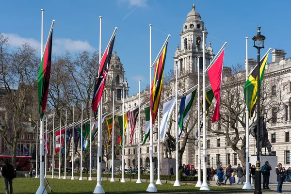 Londra - 13 Mart: Parlamento Meydanı Londra'nın üzerinde uçan bayraklar — Stok fotoğraf