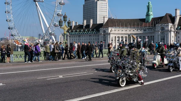 LONDRA - MAR 13: Mods torna sul Westminster Bridge di Londra su M — Foto Stock