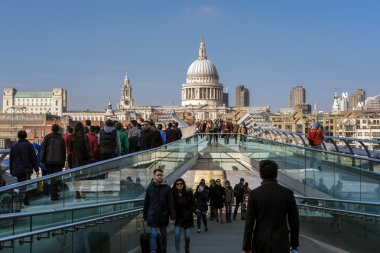 Londra - 13 Mart: Millennium Köprüsü ve St Pauls katedralde Lo