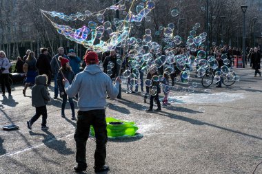 Londra - 13 Mart: Bubblemaker Thames Southbank üzerinde 