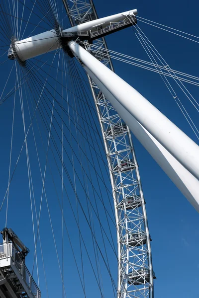 London - Mar 13: utsikt över London Eye i London på Mar 13, 201 — Stockfoto