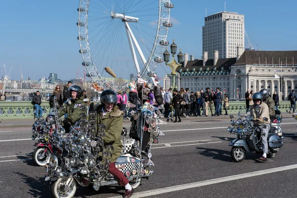 LONDON - MAR 13 : Mods back on Westminster Bridge in London on M — Stock Photo, Image