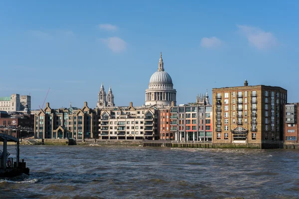 London - mar 13: blick auf die st pauls kathedrale über den fluss th — Stockfoto