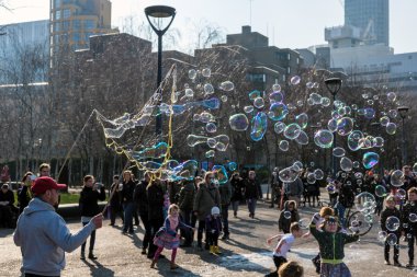 Londra - 13 Mart: Bubblemaker Thames Southbank üzerinde 