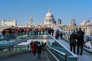 Londra - 13 Mart: Millennium Köprüsü ve St Pauls katedralde Lo