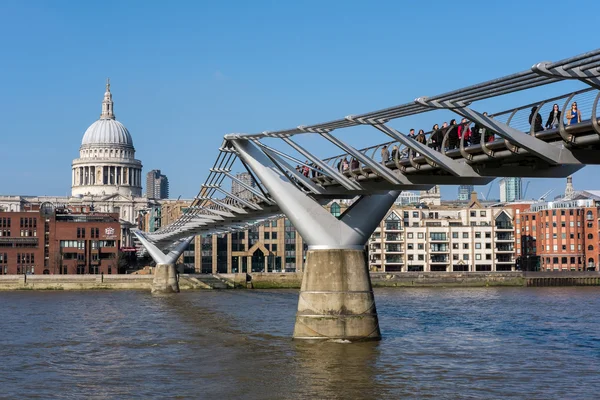 LONDRES - MAR 13 : Pont du Millénaire et cathédrale St Pauls à Lo — Photo