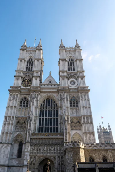 LONDON - MAR 13 : Exterior of Westminster Abbey in London on Mar — Stock Photo, Image