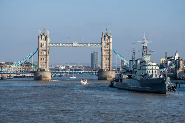 Londýn - Mar 13: Pohled směrem k Hms Belfast a Tower Bridge v L — Stock fotografie