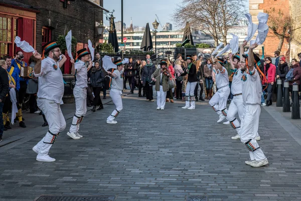 LONDON - LAR 13: Kent and Sussex Morris Dancers Performing in L – stockfoto