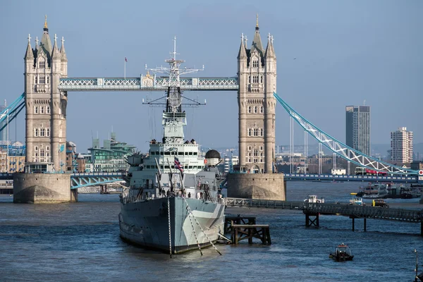 LONDRES - MAR 13: Vista hacia HMS Belfast y Tower Bridge en L — Foto de Stock