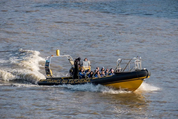 LONDON - MAR 13 : People Sightseeing from an Inflatable Boat in — Stock Photo, Image