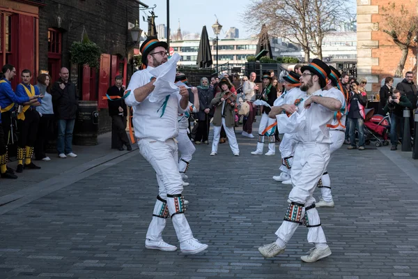 LONDRES - MAR 13: Kent y Sussex Morris bailan en L — Foto de Stock