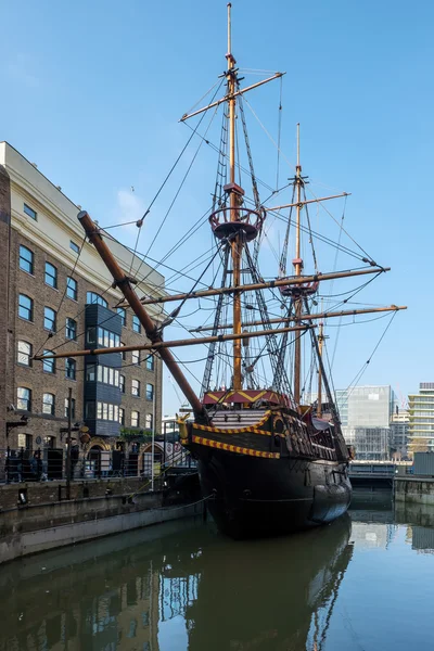 LONDON - MAR 13 : The Golden Hind in London on Mar 13, 2016.. Un — Stock Photo, Image