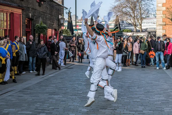 Londen - Mar 13: Kent en Sussex Morris dansers het uitvoeren van in L — Stockfoto