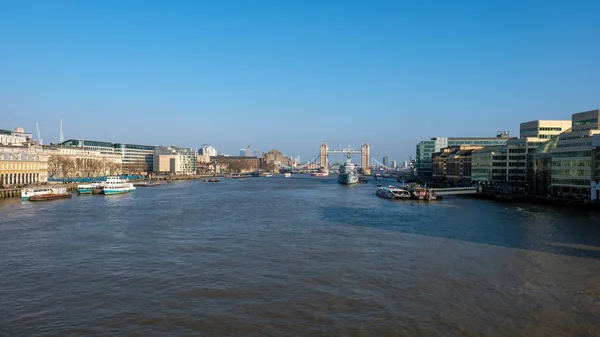 LONDON - MAR 13 : View towards HMS Belfast and Tower Bridge in L — Stock Photo, Image