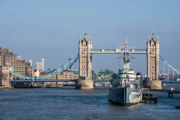 LONDRES - MAR 13: Vista hacia HMS Belfast y Tower Bridge en L — Foto de Stock