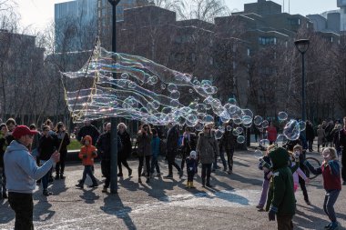 Londra - 13 Mart: Bubblemaker Thames Southbank üzerinde 