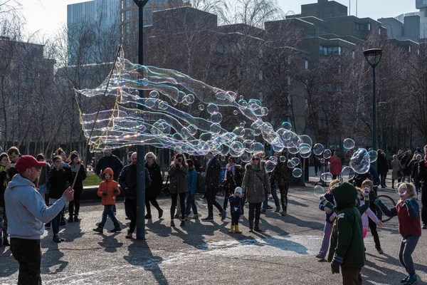 LONDRA - 13 MAR: Bubblemaker sulla riva meridionale del Tamigi a — Foto Stock