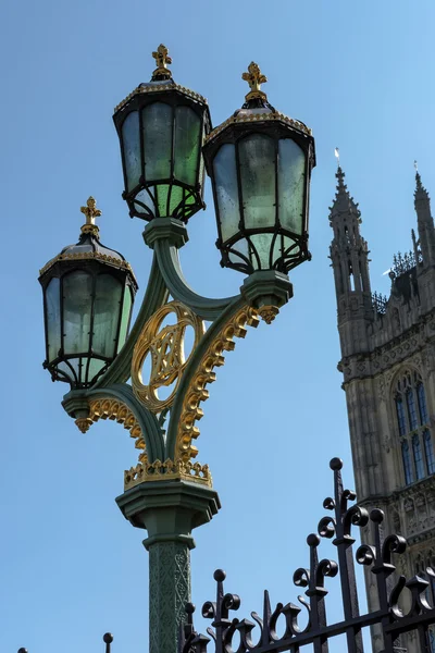 London - mar 13: dekorative lampe auf der Westminster bridge in londo — Stockfoto