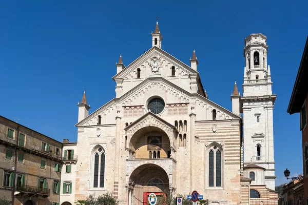 Verona, Italië - maart 24: Bekijken van de kathedraal van Verona in Verona — Stockfoto