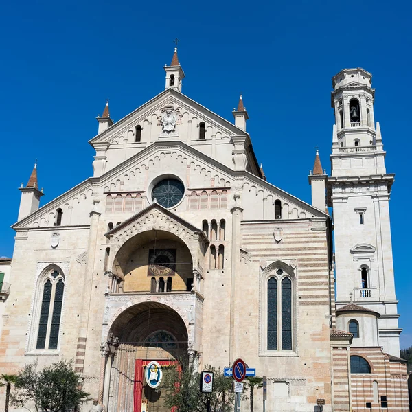 Verona, İtalya - 24 Mart: Verona katedral Verona'da görüntüleme — Stok fotoğraf