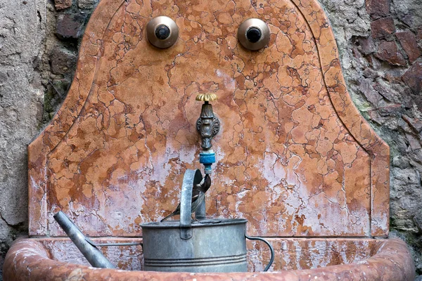 VERONA, ITALIE - 24 MARS : Moineau buvant d'un robinet à Vérone — Photo