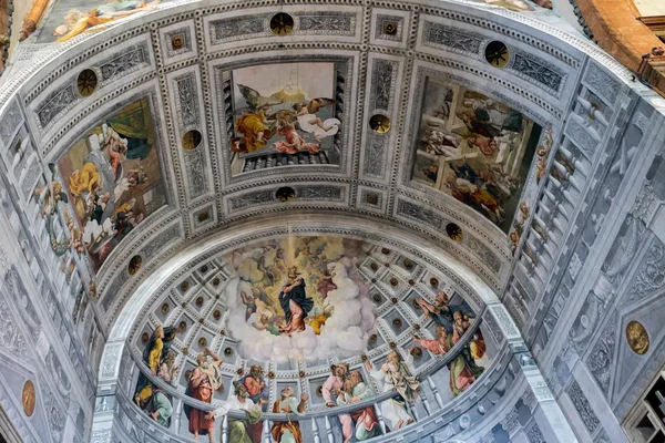 VERONA, ITALIA - 24 DE MARZO: Frescos en la Catedral de Verona en Verona — Foto de Stock