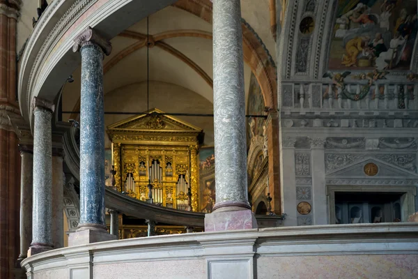 VERONA, ITÁLIA - MARÇO 24: Vista interior da Catedral de Verona em — Fotografia de Stock