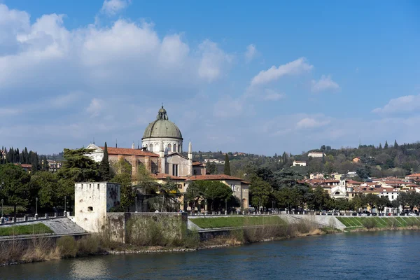 Verona, Italien-24 mars: vy över San Giorgio i Braida kyrka — Stockfoto