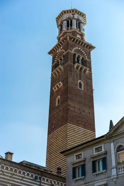 VERONA, ITALIA - 24 DE MARZO: Vista de la Torre Lamberti en Verona — Foto de Stock