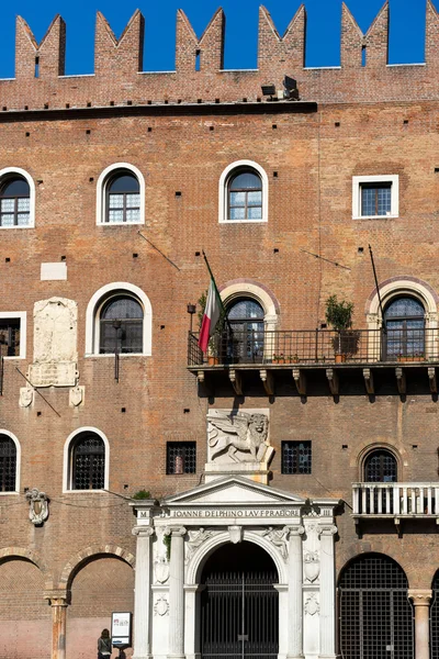 VERONA, ITALIA - 24 DE MARZO: Palacio de Cansignorio en la Plaza del Si — Foto de Stock