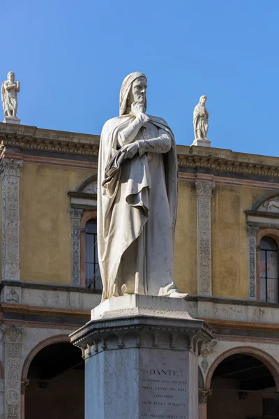 Verona, Włochy - 24 marca: Pomnik Dante w Plaza del Signor — Zdjęcie stockowe