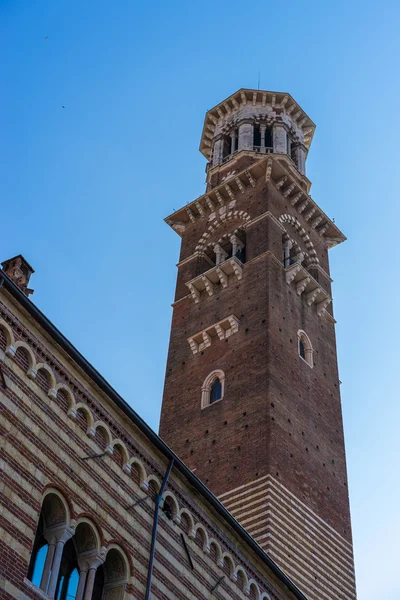 VERONA, ITALIA - 24 DE MARZO: Vista de la Torre Lamberti en Verona — Foto de Stock