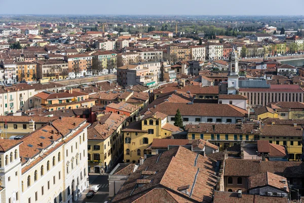 Verona, İtalya - 24 Mart: Görünüm Verona Lamberti vaktimiz üzerinden — Stok fotoğraf