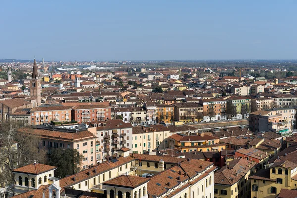 Verona, Italië - 24 maart: Weergave van Verona uit de Lamberti Towe — Stockfoto
