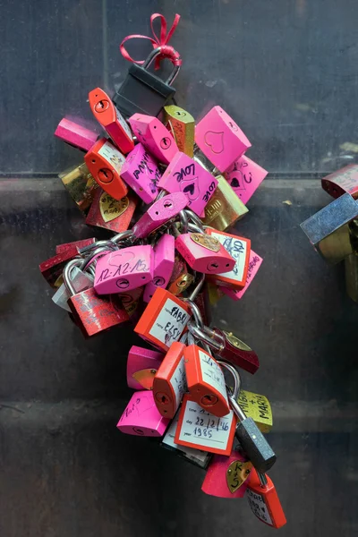 VERONA, ITALY - MARCH 24 : Colourful Padlocks next to Romeo and — Stock Photo, Image