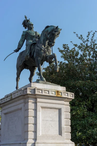Verona, Italië - 24 maart: Standbeeld van Victor Emanuel in Verona het — Stockfoto