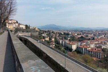 Bergamo, İtalya - 25 Mart: Citta Alta Berg dan Bergamo, görünümü