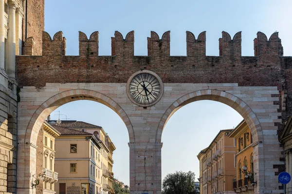 VERONA, ITALIA - 24 DE MARZO: Antigua Puerta de Verona en Italia — Foto de Stock