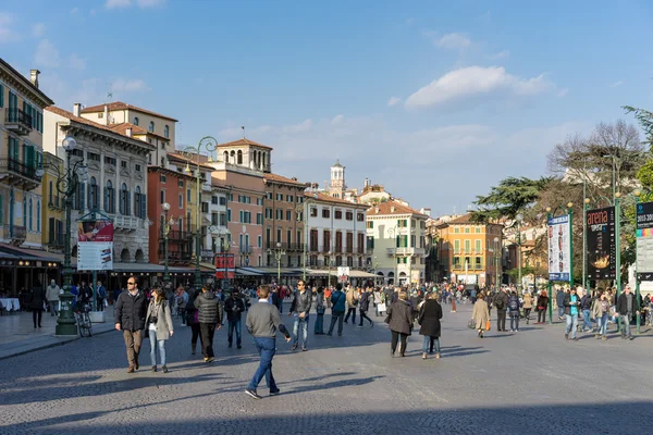 Verona, Italië - 24 maart: Drukke plein in Verona in Italië op Mar — Stockfoto