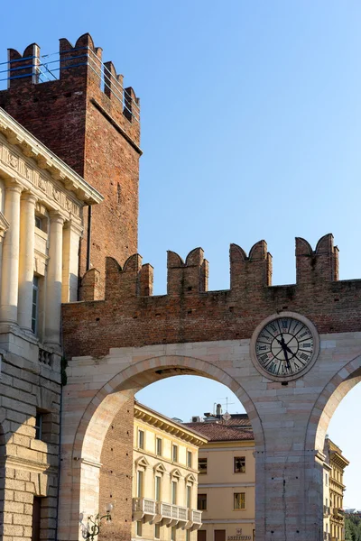 Verona, Italië - 24 maart: Oude stadspoort van Verona in Italië — Stockfoto