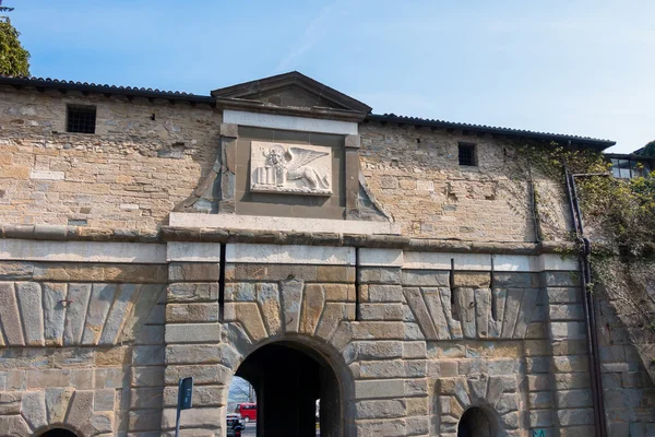 Bergamo, Włochy - 25 marca: Łuk wejściowy do Citta Alta Bergamo — Zdjęcie stockowe