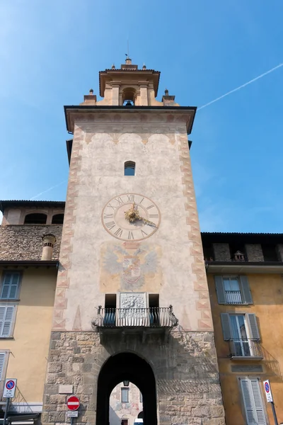 Bergamo, Italië - 25 maart: Oude toren in Citta Alta Bergamo i — Stockfoto