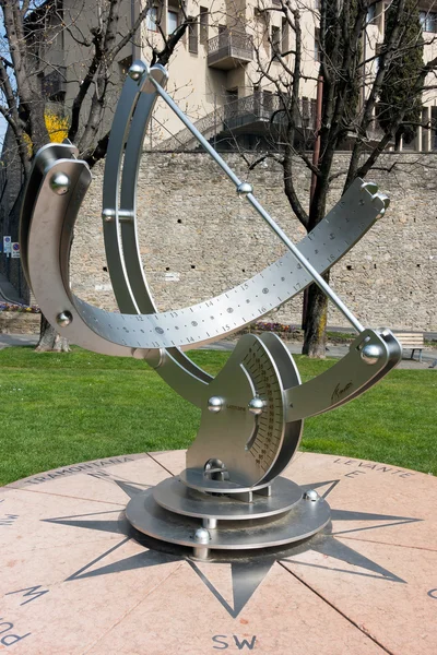BERGAMO, ITÁLIA - MARÇO 25: Modern Sundial in Bergamo in Italy o — Fotografia de Stock