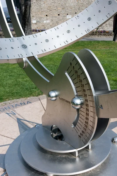 BERGAMO, ITALY - MARCH 25 : Modern Sundial in Bergamo in Italy o — Stock Photo, Image