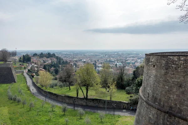 Bergamo, Italy - 25 mars: Visa i Bergamo från Citta Alta Berg — Stockfoto