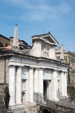 Bergamo, İtalya - 25 Mart: Giriş Arch Citta Alta Bergamo için 